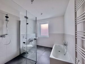 Badezimmer mit Badewanne und Dusche