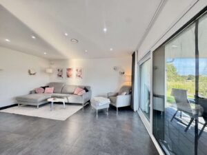 Offener Wohn- und Essbereich mit Küche