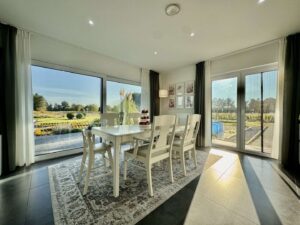 Offener Wohn- und Essbereich mit Küche