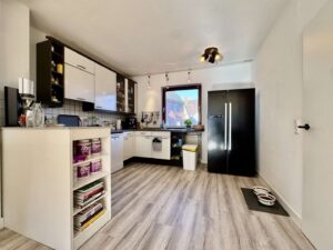 Offener Wohn- und Essbereich mit Küche