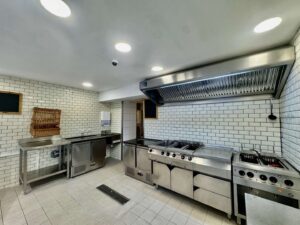 Küche an Verkaufstheke