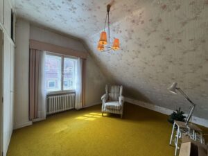 Zimmer 8, DG