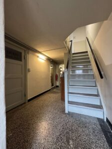 Treppe zum Vollkeller mit Anbau